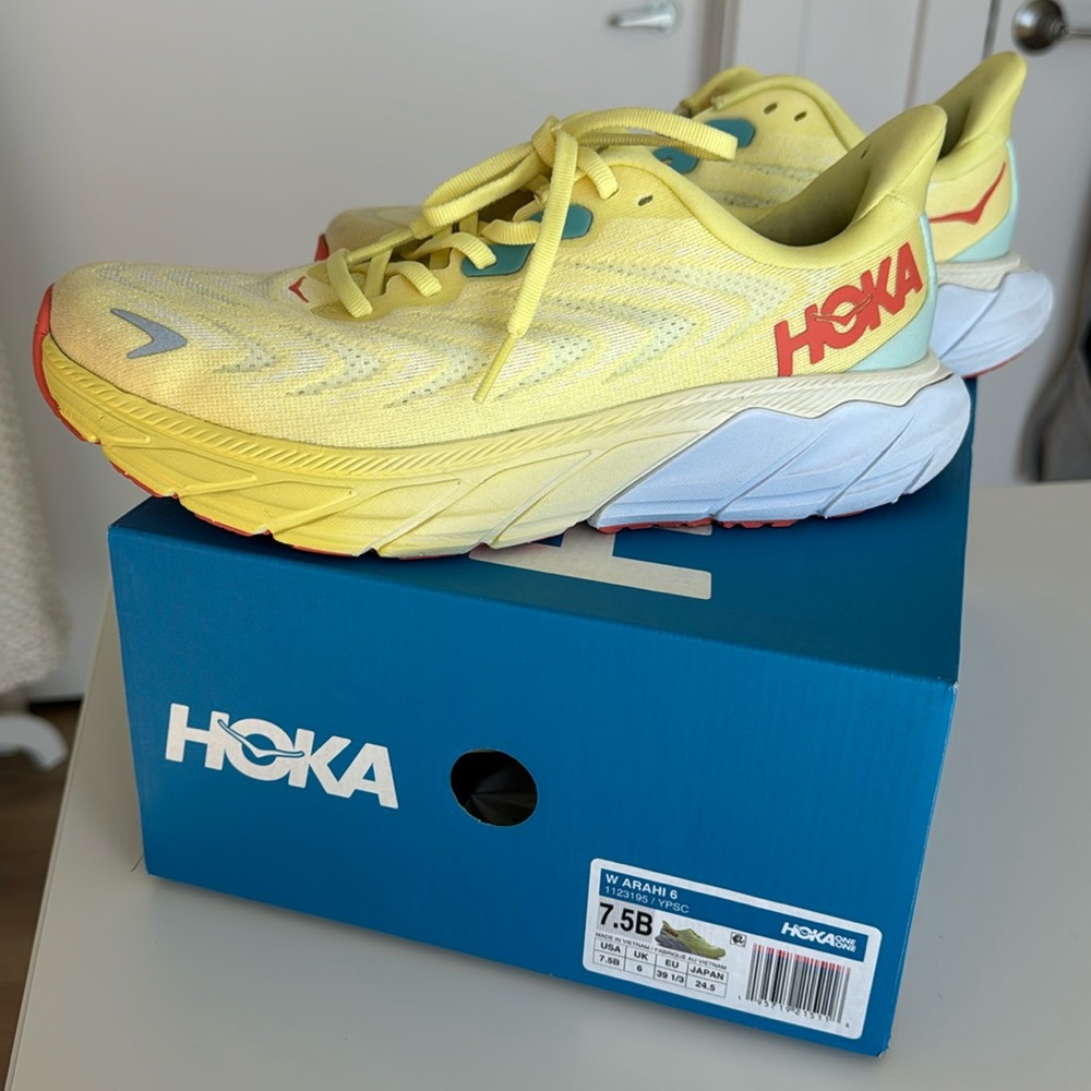 Hoka OneOne Womens Arahi 6 in yellow Size 7.5B
